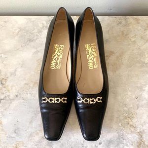 Salvatore Ferragamo Black Leather Pump w/ Gold Horse Bit Chain size 8 AAAA